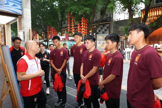 ;赏金寻龙这个令人翘首以盼的大型恐龙互动展，由Globe Creative策展及设计、并由香港大学专门研究恐龙的古生物学家文嘉棋（Michael Pittman）教授担任顾问，24只在中国北部及世界各地发现的稀有恐龙品种将以实物比例一比一展出